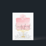 Carte Postale Script de gâteau rose moderne 21e anniversaire Inv<br><div class="desc">Script de gâteau rose moderne superpose 21e anniversaire. L'en-tête Twenty First est dans un style d'écriture fixe avec les détails sous-posés sur un joli gâteau rose pâle à l'arrière - plan sur un stand d'or et une fleur sur le dessus. Personnalisez facilement le reste du texte avec vos détails.</div>