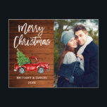 Carte Postale Script de pinceau de bois Camion Vintage Couple No<br><div class="desc">Brosse rustique en bois Aquarelle Vintage Camion rouge avec arbre de Noël - Joyeux Noël Couple Photo Carte Postale</div>