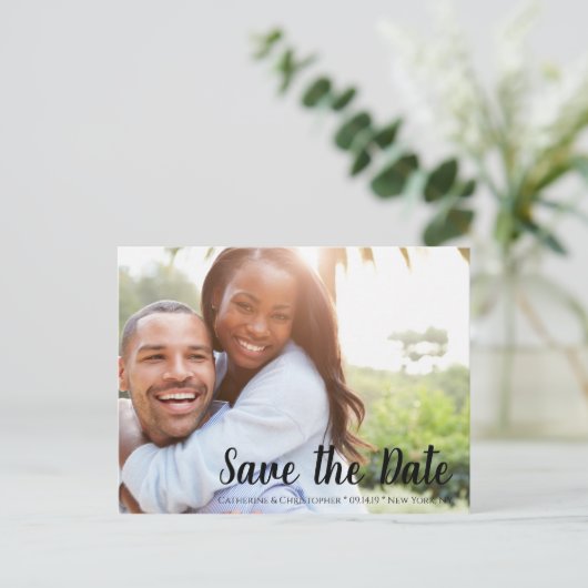 Carte Postale Script de pinceau moderne Enregistrer la date Mari (Debout devant)