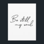 Carte Postale Script moderne être encore mon âme Typographie<br><div class="desc">Typographie de script moderne pour les mots "Be Still My soul" sur ces cartes postales minimalistes. Trouvez des encouragements dans ces mots. Reste mon âme,  Dieu connaît ton chemin.</div>
