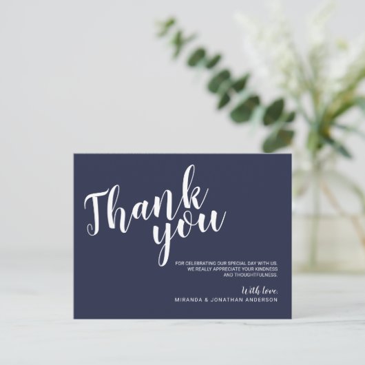 Carte Postale Script moderne Mariage bleu marine Merci (Debout devant)