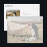 Carte Postale Script rustique Photo Mariage moderne Merci<br><div class="desc">Un mariage photo moderne vous remercie carte postale avec un design simple avec "amour et merci" dans une typographie de style rustique avec vos noms et date mariage sur votre photo préférée avec une superposition opaque. Cette carte postale de remerciement élégante avec un agencement minimaliste est parfait pour tout style...</div>
