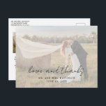 Carte Postale Script rustique Photo Mariage moderne Merci<br><div class="desc">Un mariage photo moderne vous remercie carte postale avec un design simple avec "amour et merci" dans une typographie de style rustique avec vos noms et date mariage sur votre photo préférée avec une superposition opaque. Cette carte postale de remerciement élégante avec un agencement minimaliste est parfait pour tout style...</div>