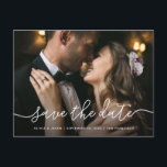 Carte Postale Script simple | Mariage photo Enregistrer la date<br><div class="desc">Ces épouses époustouflantes sauvez la date carte postale avec un script blanc simple et fantaisiste écrit à la main,  sur votre photo personnelle préférée.</div>