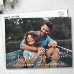 Carte Postale Script tendance moderne Se Marier Enregistrer La D<br><div class="desc">Calligraphie moderne tendance Script Couple Photo Enregistrer la date de mariage Fiançailles Carte postale</div>