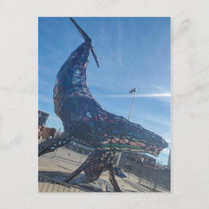 Carte Postale Sculpture de baleine métallique colorée