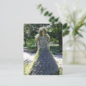 Carte Postale Sculpture de la femme faite de succulents (Debout devant)