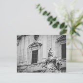 Carte Postale Sculpture de la reine Victoria à La Valette, Malte (Debout devant)