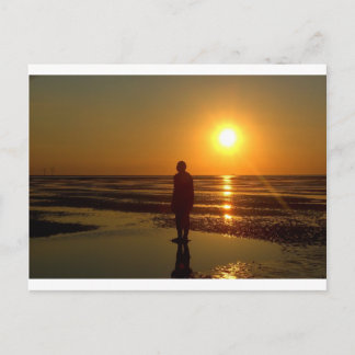 Carte Postale Sculpture d'hommes en fer au coucher du soleil, Cr