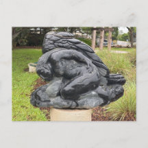 Sculpture mémorielle aux ailes de bronze