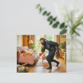 Carte Postale Se faufilant devant un chat endormi (Debout devant)