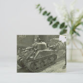 Carte Postale Seconde Guerre mondiale Char Sherman débarqué de L (Debout devant)