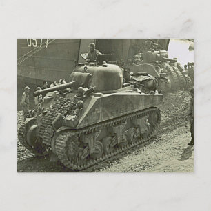 Carte Postale Seconde Guerre mondiale Char Sherman débarqué de L