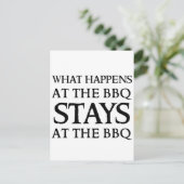 CARTE POSTALE SÉJOURNE AU BBQ (Debout devant)