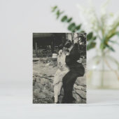 Carte Postale S'embrasser sur le mur de pierre (Debout devant)