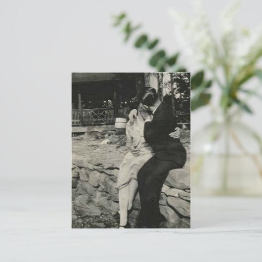 Carte Postale S'embrasser sur le mur de pierre (Debout devant)