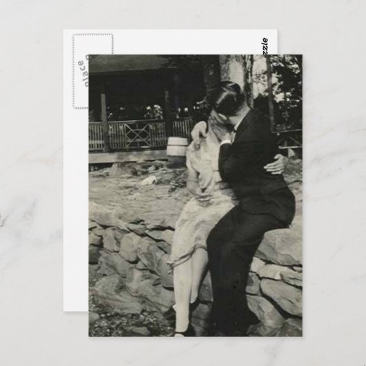 Carte Postale S'embrasser sur le mur de pierre (Devant / Derrière)