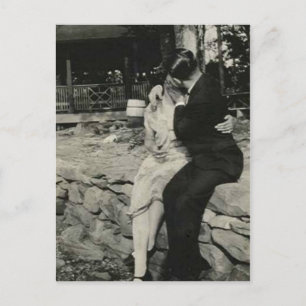 Carte Postale S'embrasser sur le mur de pierre