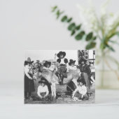 Carte Postale Sept cow-girls de rodéo posant en plaisantant avec (Debout devant)