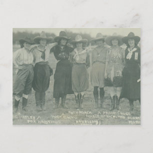 Carte Postale Sept cow-girls de rodéo posant pour une