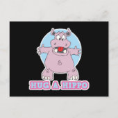 Carte Postale serrer un hippopotampe dans ses bras (Devant)