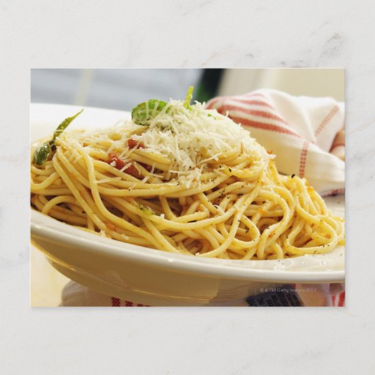 Carte Postale Servir un bol de spaghetti avec de la sauce tomate (Devant)