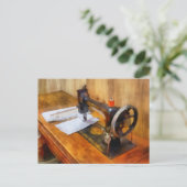 Carte Postale Sewing machine With Orange Thread (Debout devant)