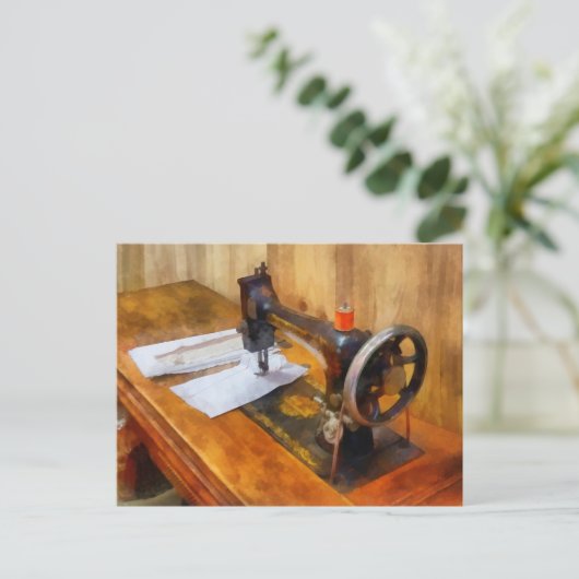 Carte Postale Sewing machine With Orange Thread (Debout devant)