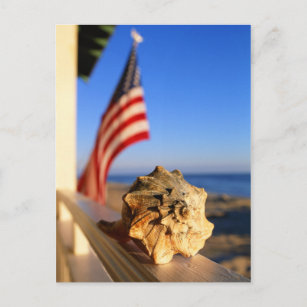 Carte Postale Shell sur la balustrade de porche avec le drapeau