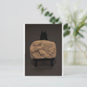 Carte Postale SHUSH MUSEUM, pièce 01, tablette cuneiform signée (Debout devant)