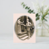 Carte Postale S'il vous plaît, M. Postman (Debout devant)