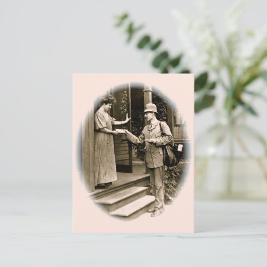 Carte Postale S'il vous plaît, M. Postman (Debout devant)