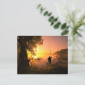 Carte Postale Silhouette du pêcheur sur le lac au coucher du sol (Debout devant)