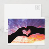 Carte Postale Silhouette main en forme de coeur et beau ciel (Devant / Derrière)