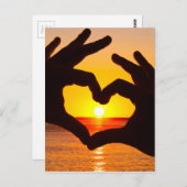 Carte Postale Silhouette main en forme de coeur et lever du sole (Devant / Derrière)