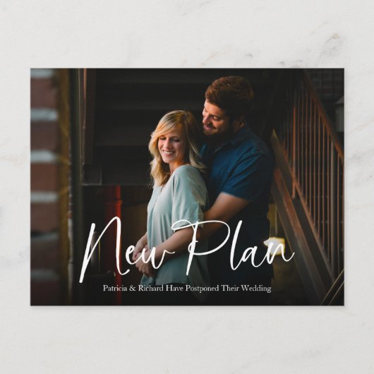 Carte Postale Simple Chic Script Nouveau Plan Mariage Reporté (Devant)