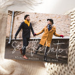 Carte Postale Simple Modern Script photo mariage Enregistrer la<br><div class="desc">L'avant de cette carte postale simple et moderne de l'annonce Save the Date présente un texte en script blanc superposé sur une photo horizontale complète du couple, avec les noms et les dates ci-dessous en caractères blancs sans serif. Personnalisez le dossier avec les noms, la date du mariage, l'URL du...</div>