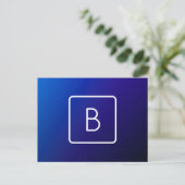 Carte Postale Simple Moderne Dégradé Bleu Foncé & Monogramme (Debout devant)