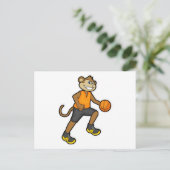 Carte Postale Singe au sport de basket-ball (Debout devant)