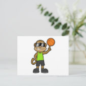 Carte Postale Singe en joueur de basket avec ballon de basket (Debout devant)