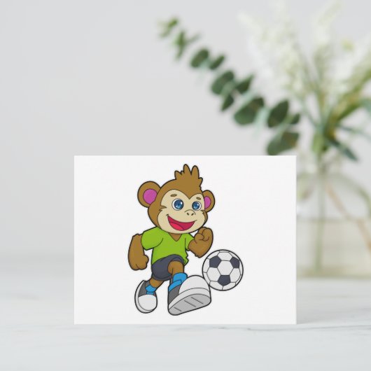 Carte Postale Singe en tant que joueur de football avec ballon (Debout devant)