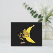 Carte Postale singe serrant une banane dans ses bras (Debout devant)