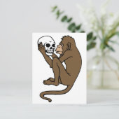 Carte Postale Singe Tenant Un Crâne (Debout devant)