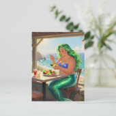 Carte Postale Sirène au café mangeant une salade (Debout devant)