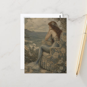 Carte Postale Sirène dans un fauteuil vintage au bord de la mer