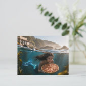 Carte Postale Sirène drôle avec une pizza (Debout devant)