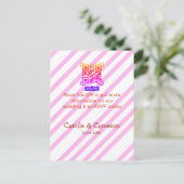 Carte Postale SITE WEB DE MARIAGE QR rose nom date moderne rayé (Debout devant)