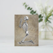 Carte Postale Skeleton humain agenouillé dans la prière (Debout devant)