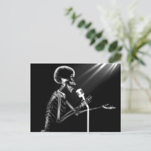 CARTE POSTALE SKELETON X-RAY CHANTANT SUR RETRO MIC - B&W (Debout devant)