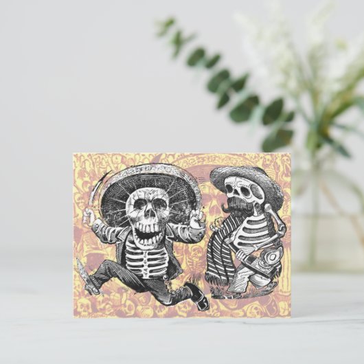 Carte Postale Skeletons avec machette et alcool (Debout devant)